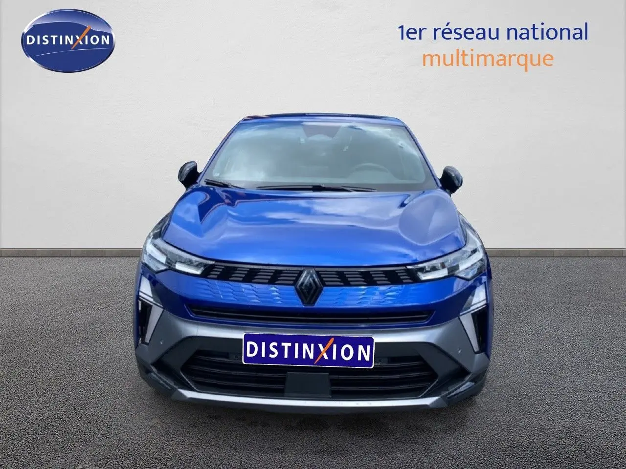 Vue frontale d'une Renault Symbioz E-Tech Full Hybrid 145ch Esprit Alpine en bleu Iron Metal, avec calandre noire et détails modernes.