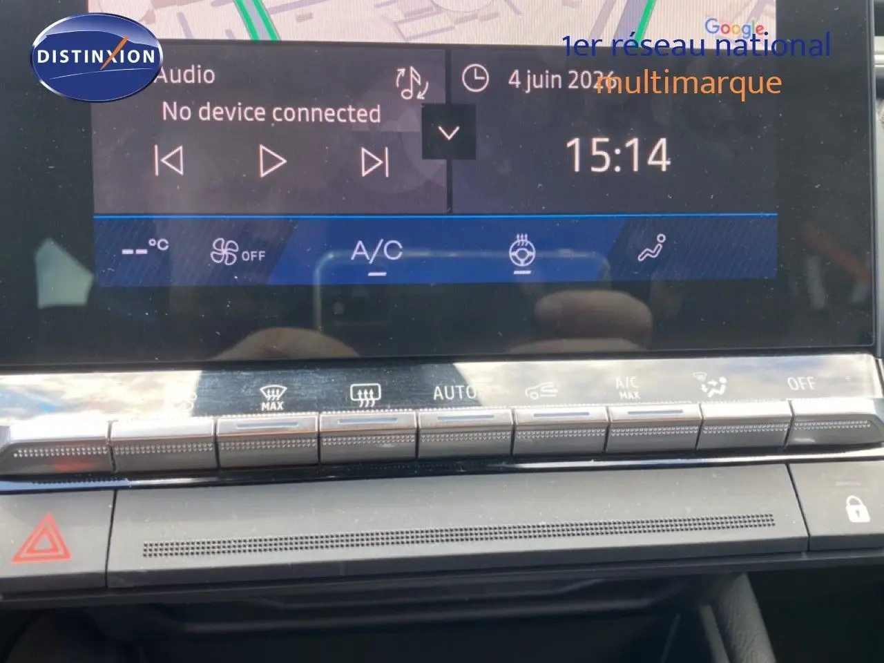 Vue rapprochée de l’écran tactile et des commandes de climatisation du Renault Symbioz bleu Iron Metal, version hybride 2025.