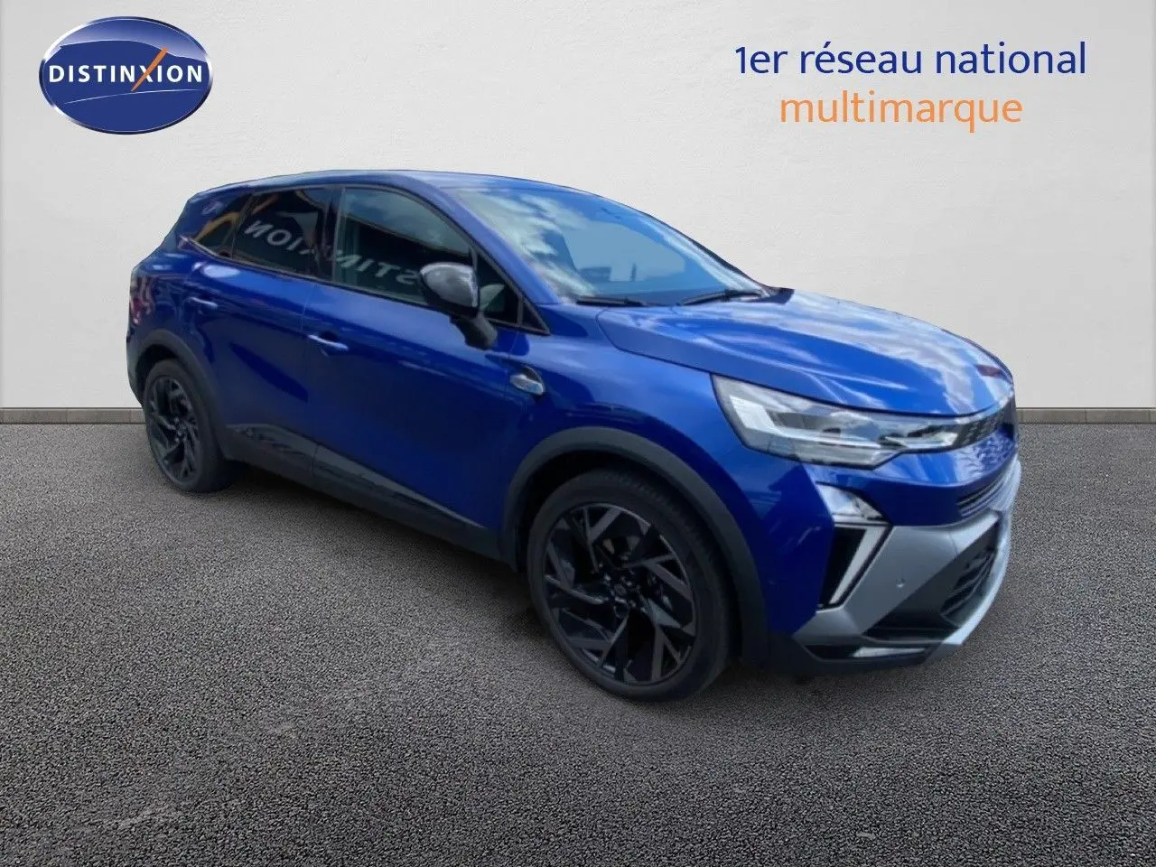 Vue 3/4 avant droite du Renault Symbioz E-Tech Full Hybrid 145ch en bleu Iron Metal avec jantes noires distinctives.