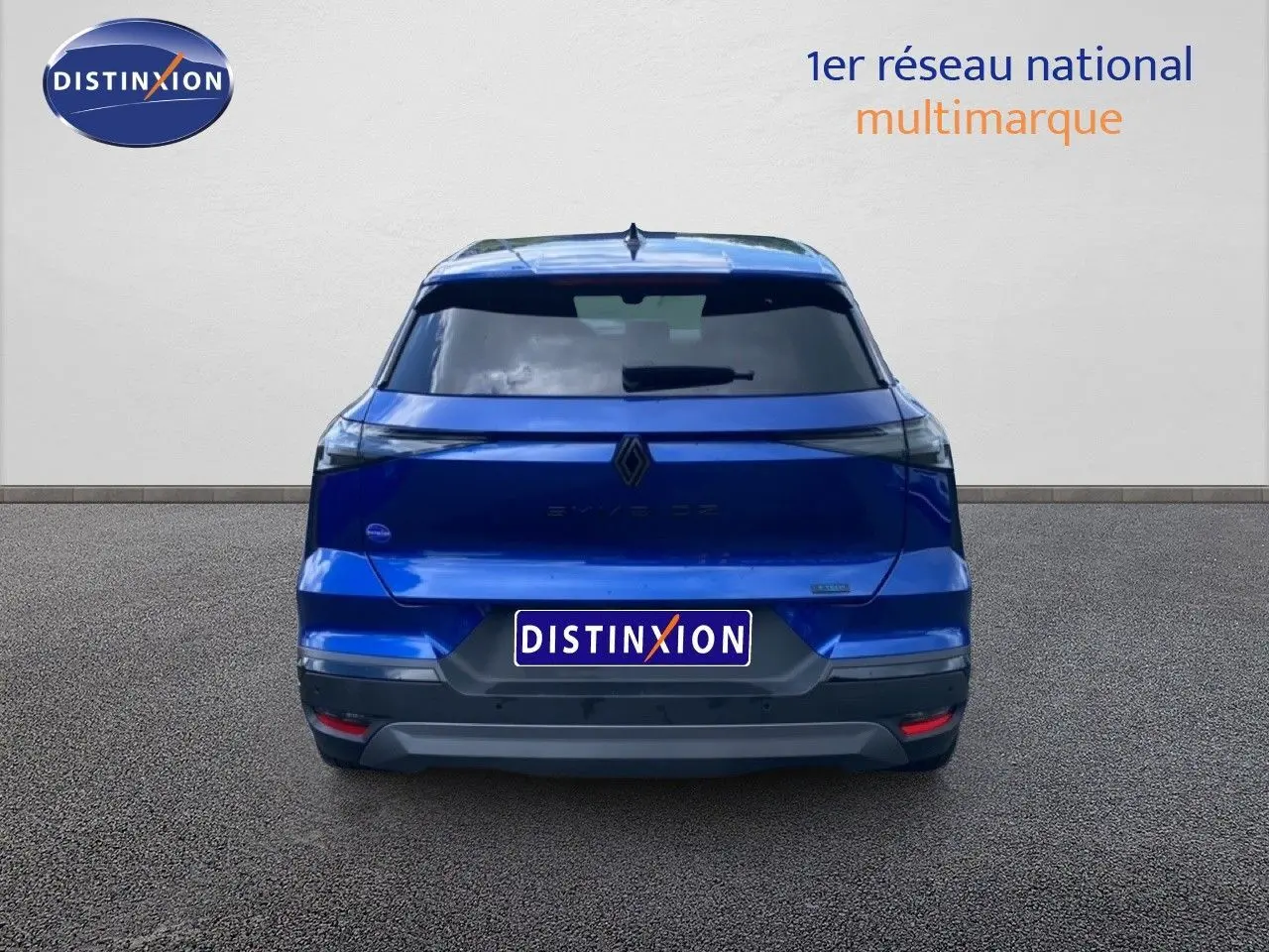Vue arrière d'une Renault SYMBIOZ E-TECH Full Hybrid 145ch Esprit Alpine en bleu Iron Metal, avec feux arrière LED.