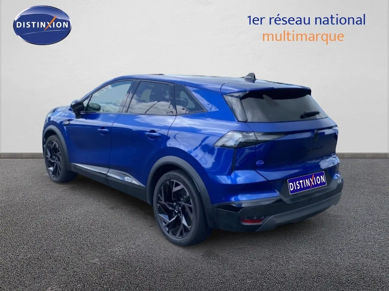 Vue 3/4 arrière droite d’un Renault Symbioz E-Tech Full Hybrid 145ch bleu Iron Metal avec jantes noires.