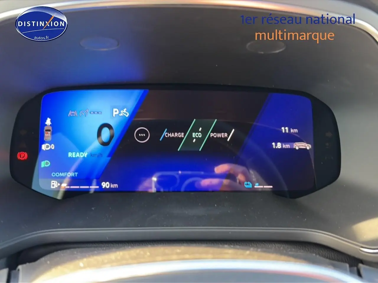 Tableau de bord numérique de Renault Symbioz 1.8 e-tech gris, affichant mode éco et autonomie, vue frontale rapprochée.
