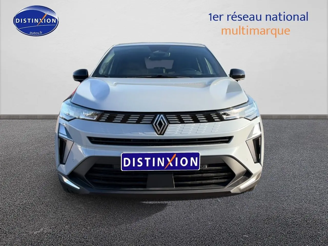 Vue frontale du Renault Symbioz gris rafale avec calandre noire et phares LED fins allumés.