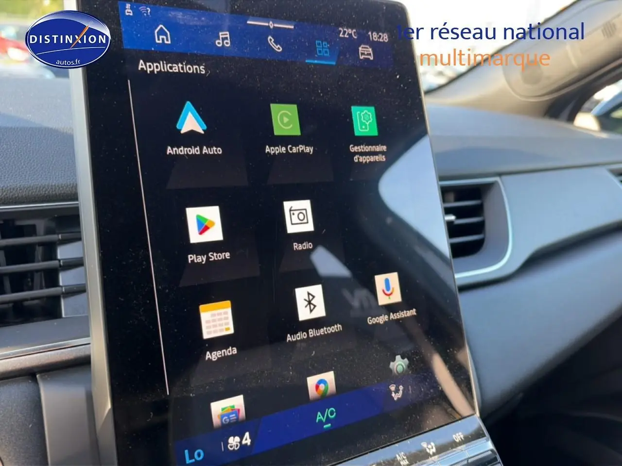 Écran tactile 10,25 pouces en planche de bord gris clair du Renault Symbioz 1.8 e-tech hybride, vue intérieure côté passager.