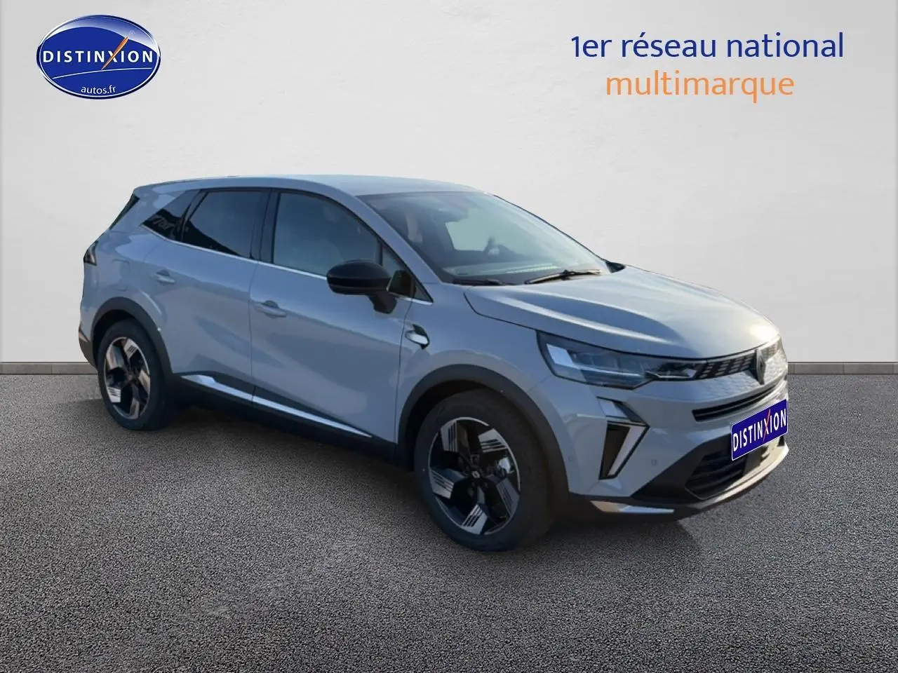 Renault Symbioz gris rafale en 3/4 avant droit, avec jantes alliage et vitres arrière surteintées.