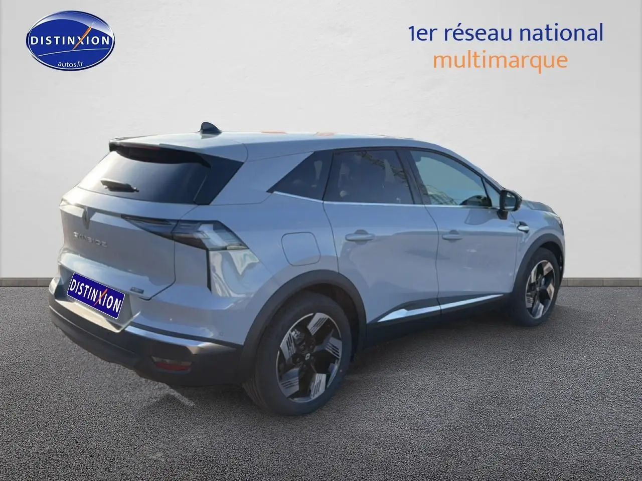 Renault Symbioz gris rafale en 3/4 arrière droit, avec jantes alliage et feux arrière LED distinctifs.