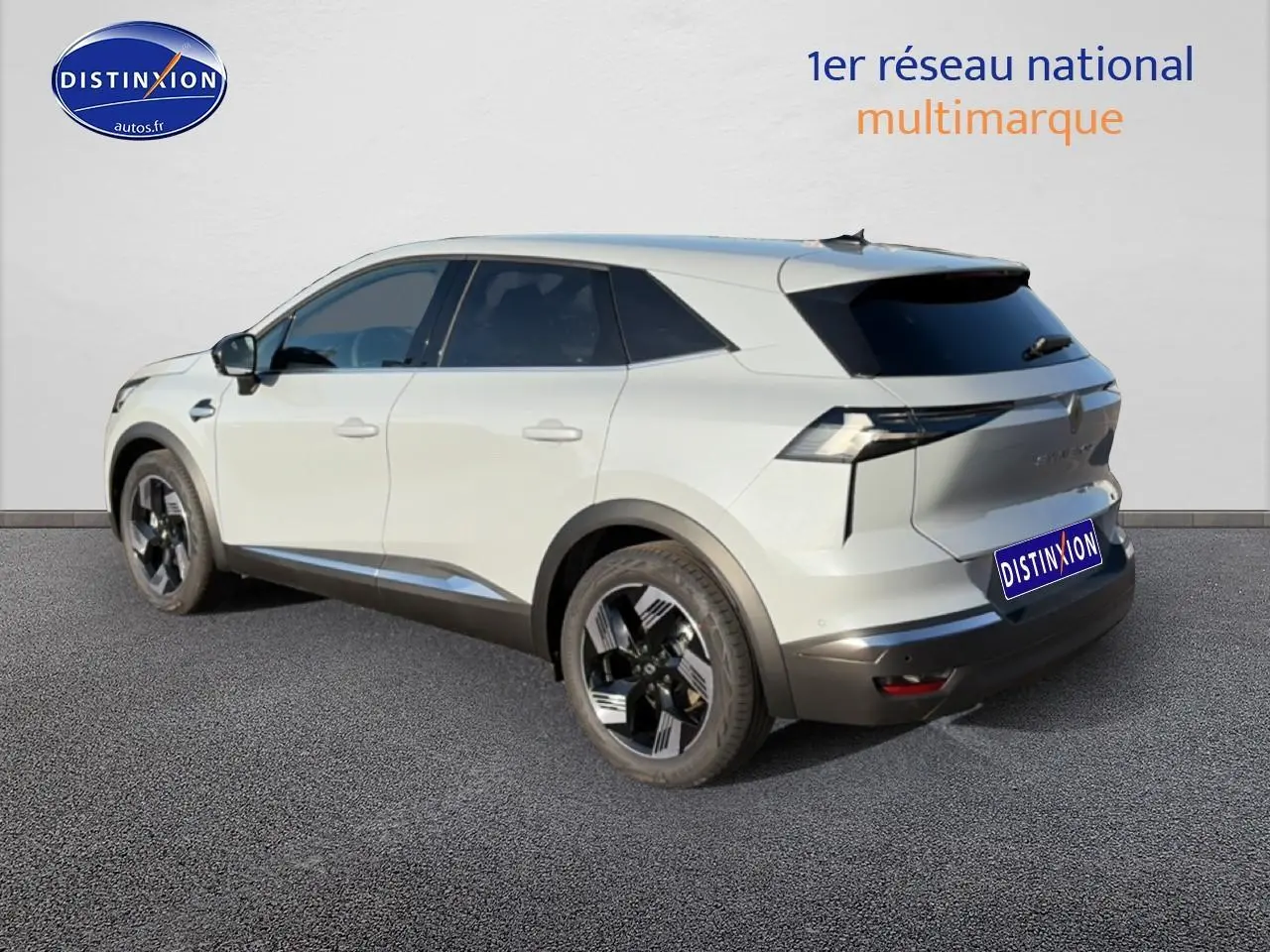 Vue 3/4 arrière droite du Renault Symbioz gris rafale avec jantes alliage 18 pouces et vitres surteintées.