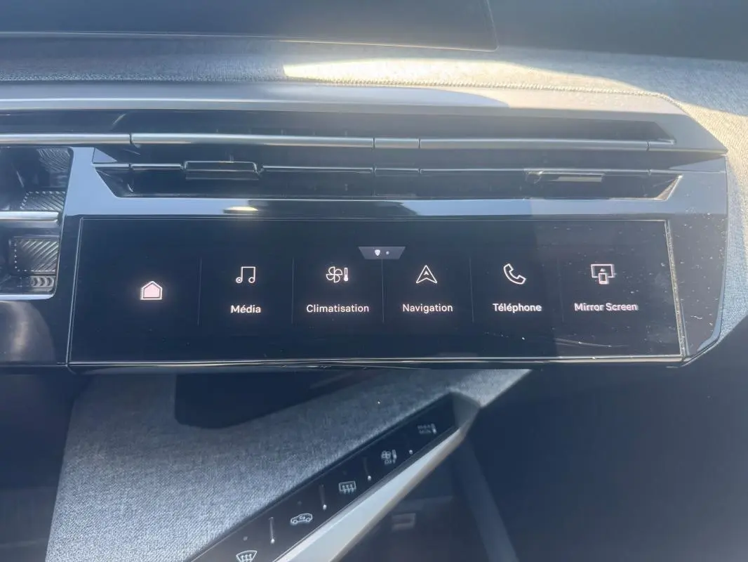 Écran tactile central du tableau de bord du Peugeot 5008 gris 2025, affichant les menus Média, Climatisation, Navigation, Téléphone et Mirror Screen.