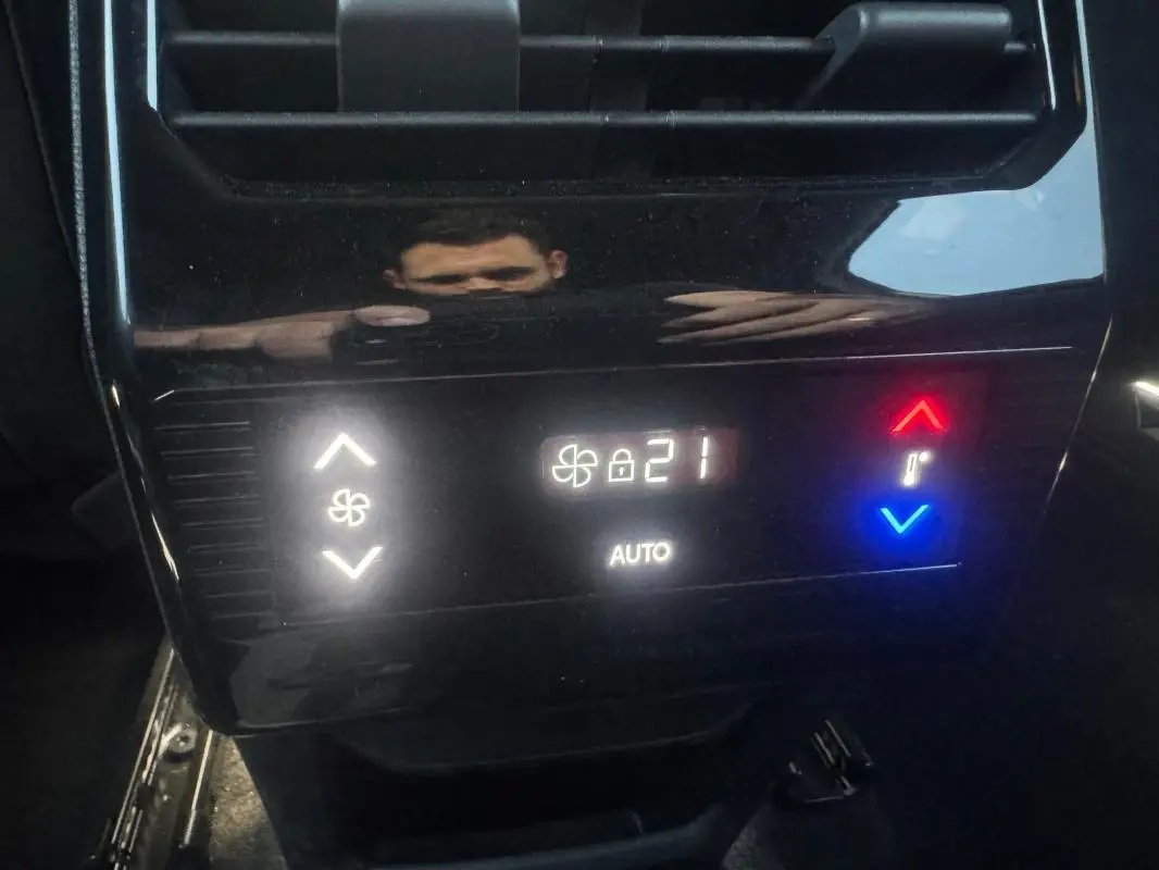 Panneau de commande de la climatisation arrière du Peugeot 5008 Hybrid gris, affichant 21°C en mode automatique.
