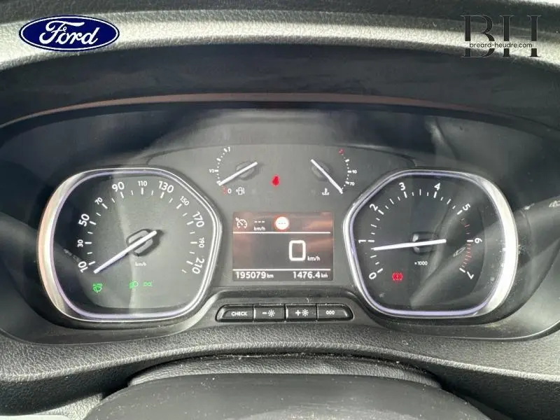 Vue rapprochée du tableau de bord gris d'un Citroën Jumpy 2018, affichant le compteur de vitesse et le compte-tours.