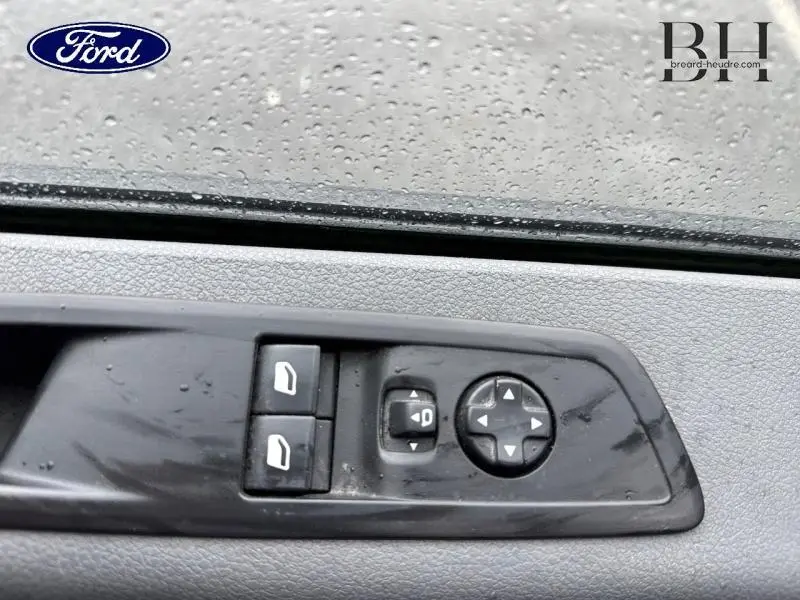 Panneau de commandes des vitres et rétroviseurs côté gauche dans un Citroën Jumpy gris aluminium, vue intérieure rapprochée.