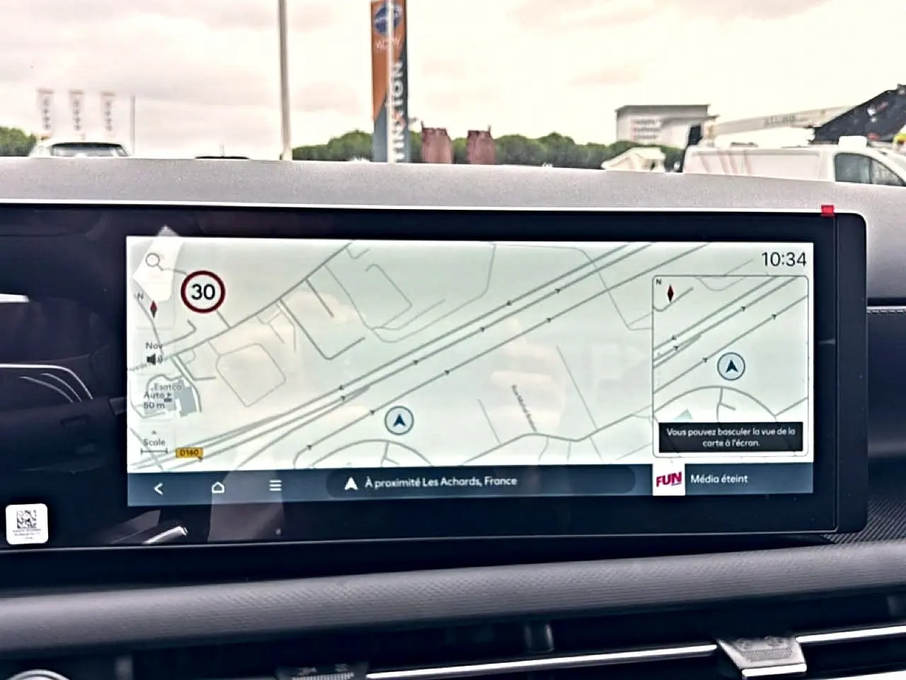 Écran tactile 12,3 pouces affichant la navigation GPS dans l'habitacle du Hyundai Tucson blanc 2026.
