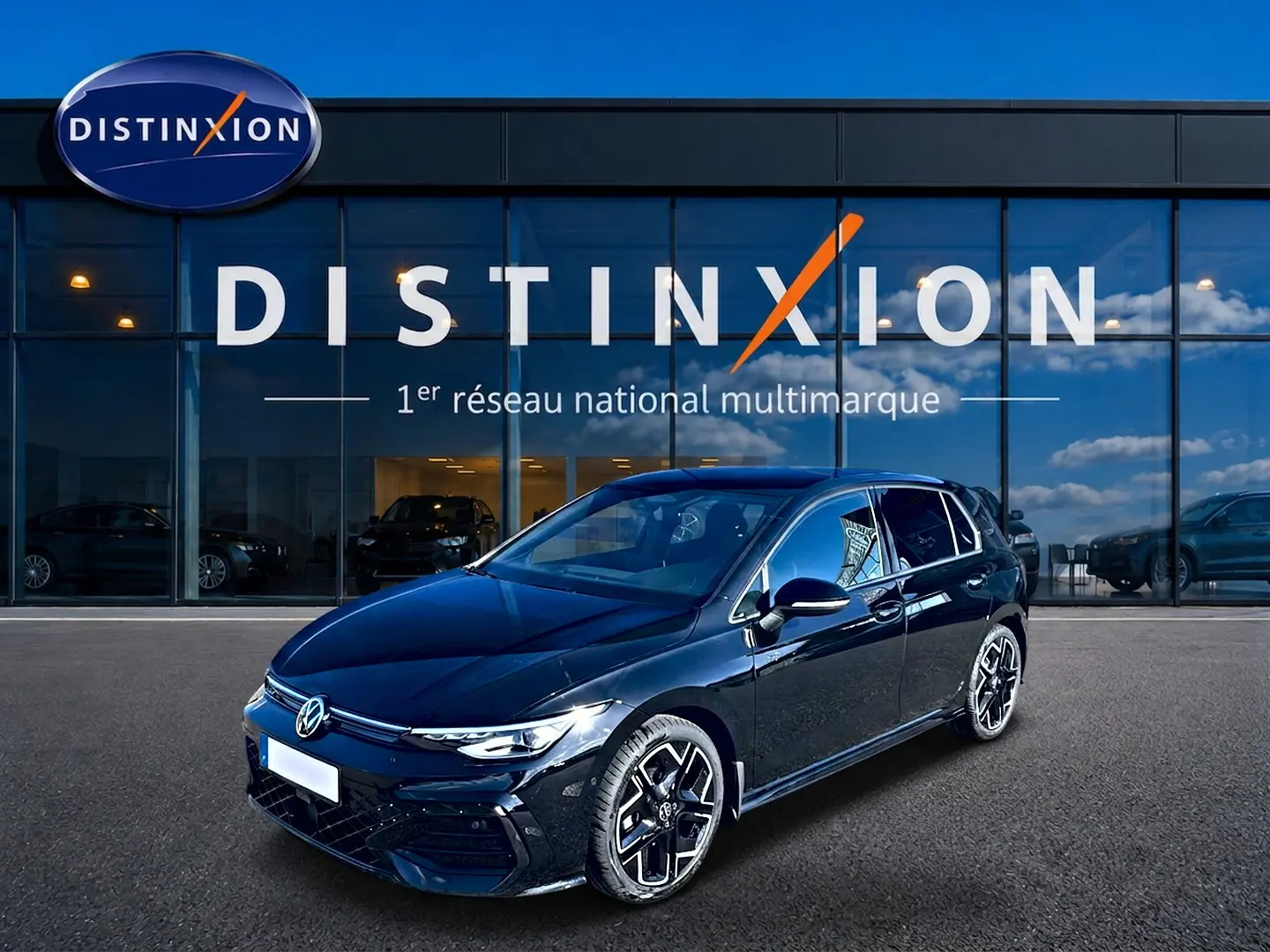 Volkswagen Golf 1.5 etsi evo2 150 R-Line noir vue 3/4 avant avec jantes alu et calandre distinctive.