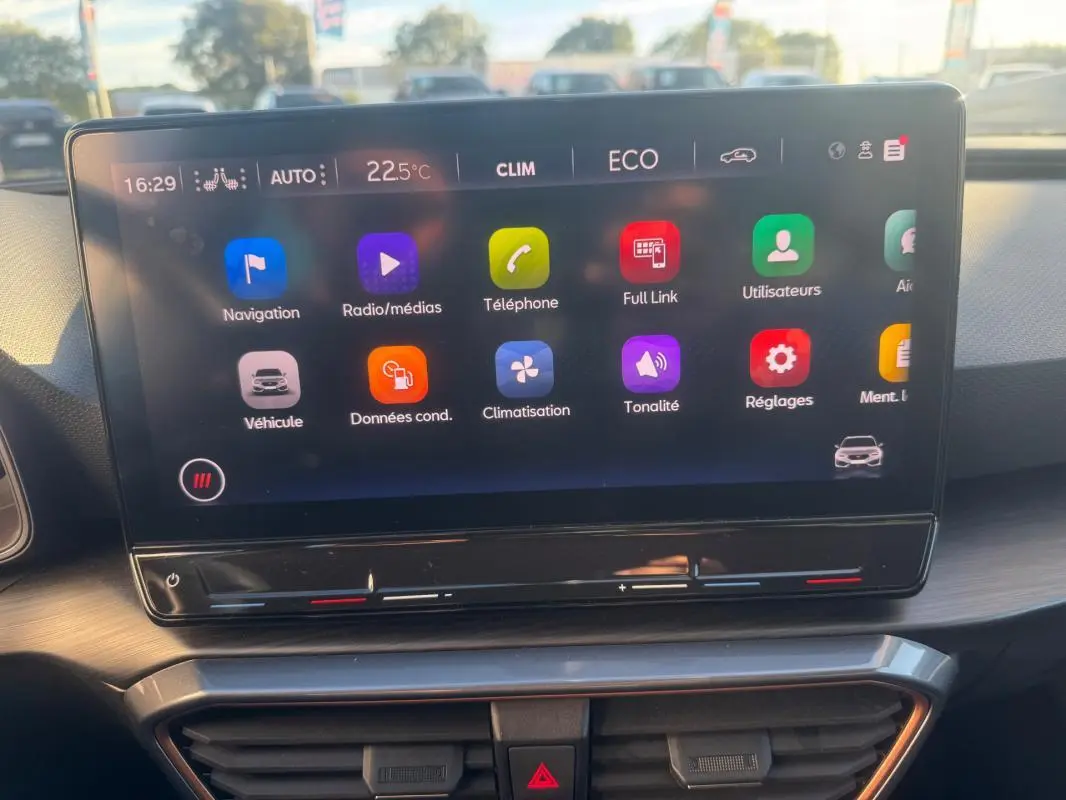 Écran tactile central de la CUPRA Leon Sportstourer 2024 affichant les options de navigation et climatisation.