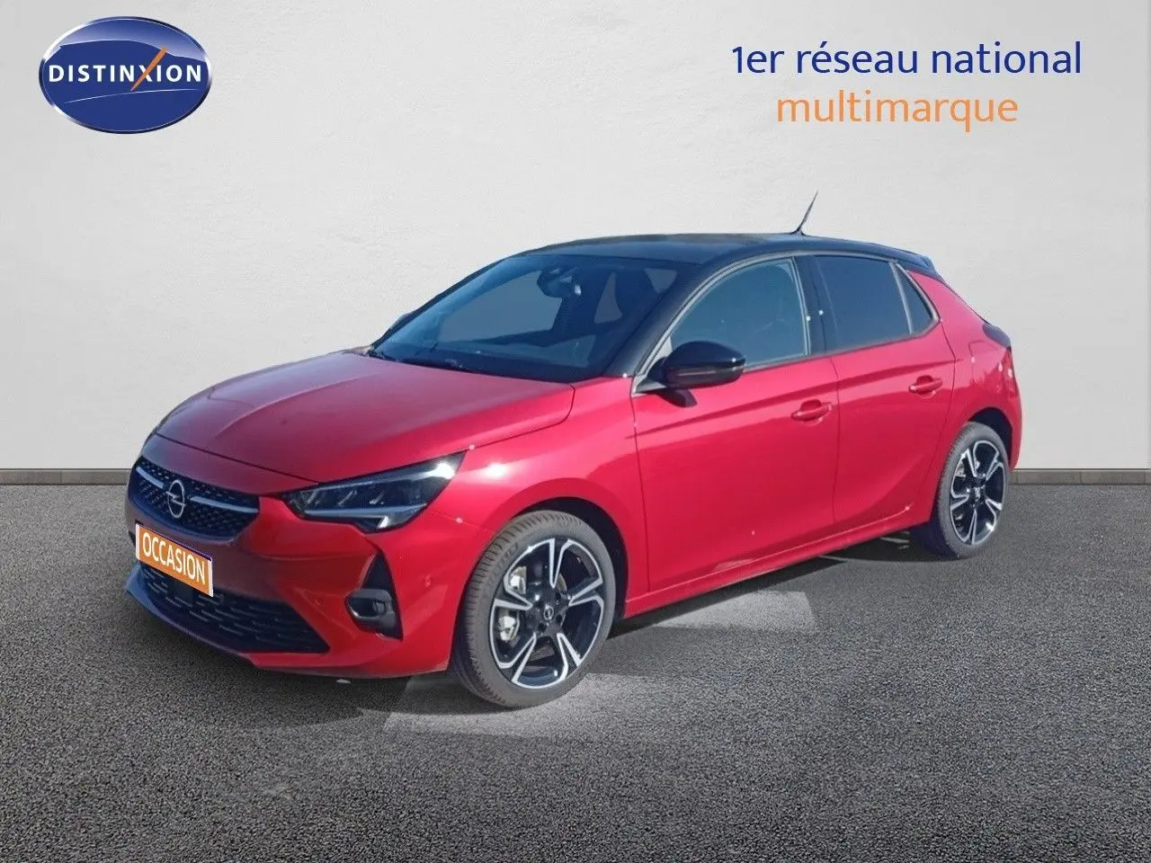 Opel Corsa rouge Kardio métal avec toit noir vue 3/4 avant droit, jantes alliage et phares LED allumés.