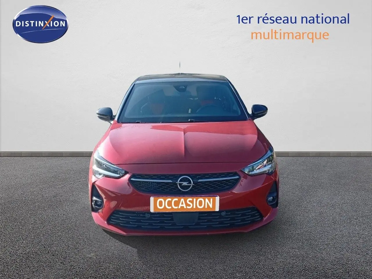 Opel Corsa 2023 rouge Kardio métal avec toit noir vue de face mettant en valeur ses phares LED et calandre noire.