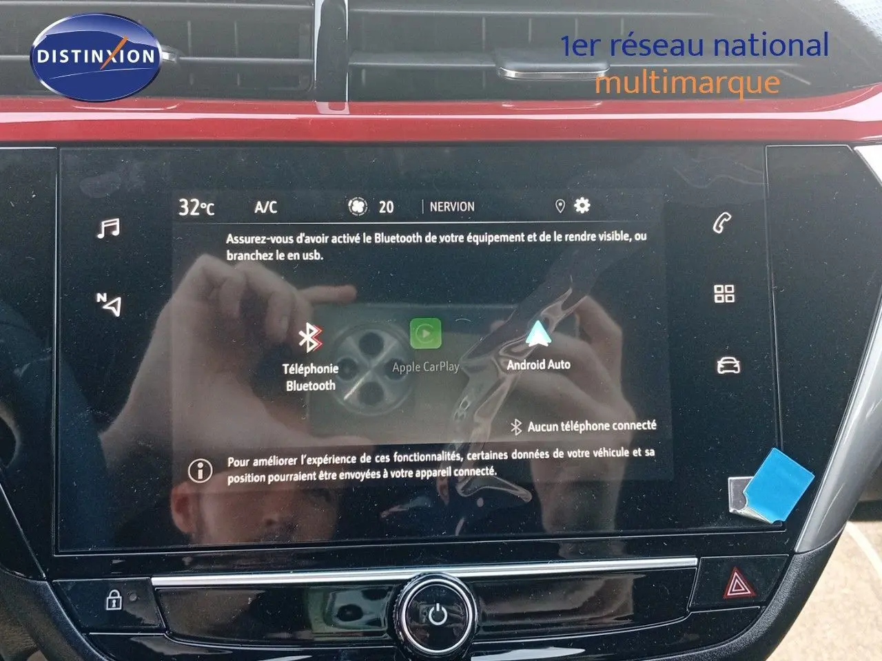 Écran tactile central de la console d'une Opel Corsa rouge Kardio Métal avec toit noir, affichant options Bluetooth et Android Auto.