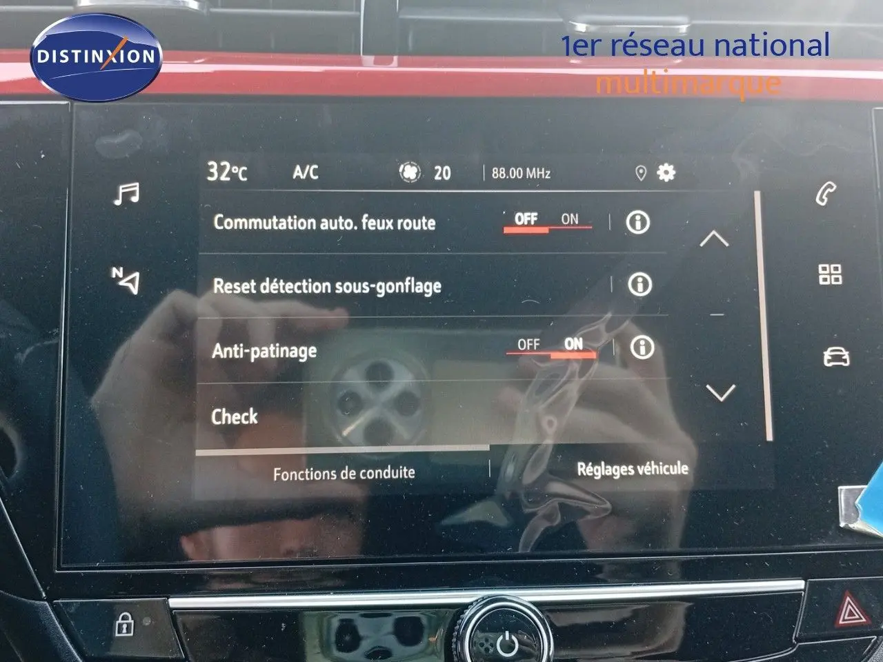 Écran tactile du tableau de bord de l’Opel Corsa rouge Kardio métal avec toit noir, affichant les réglages de conduite.