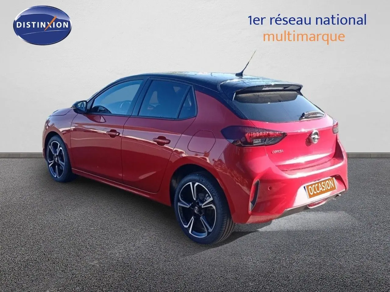 Vue 3/4 arrière droite d'une Opel Corsa rouge Kardio métal avec toit noir et jantes noires biton.