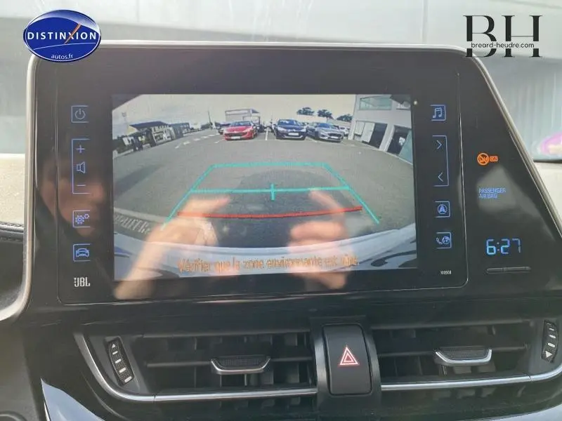 Écran tactile intérieur affichant la caméra de recul du Toyota C-HR blanc nacré bi-ton, avec guidage de trajectoire visible.