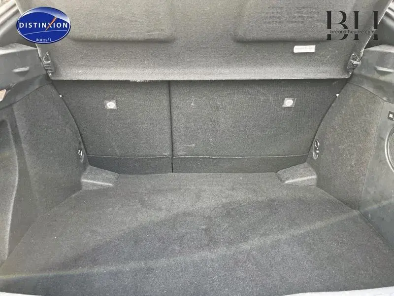 Coffre ouvert vu de face du Toyota C-HR blanc nacré bi-ton, montrant l'espace de chargement intérieur noir.