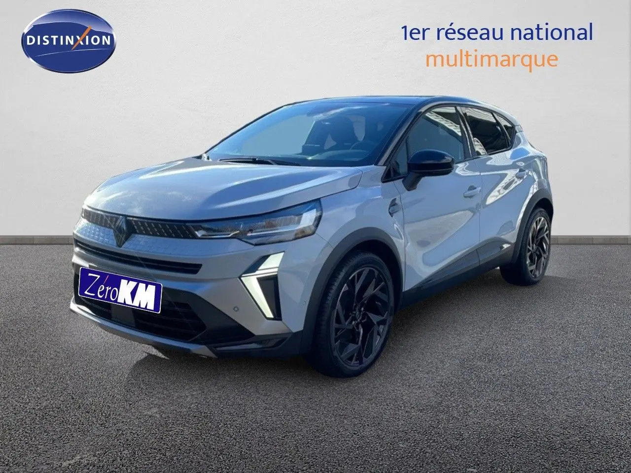 Renault Captur E-Tech hybride 2025 gris Rafale métal, vue 3/4 avant avec toit noir et jantes noires distinctives.