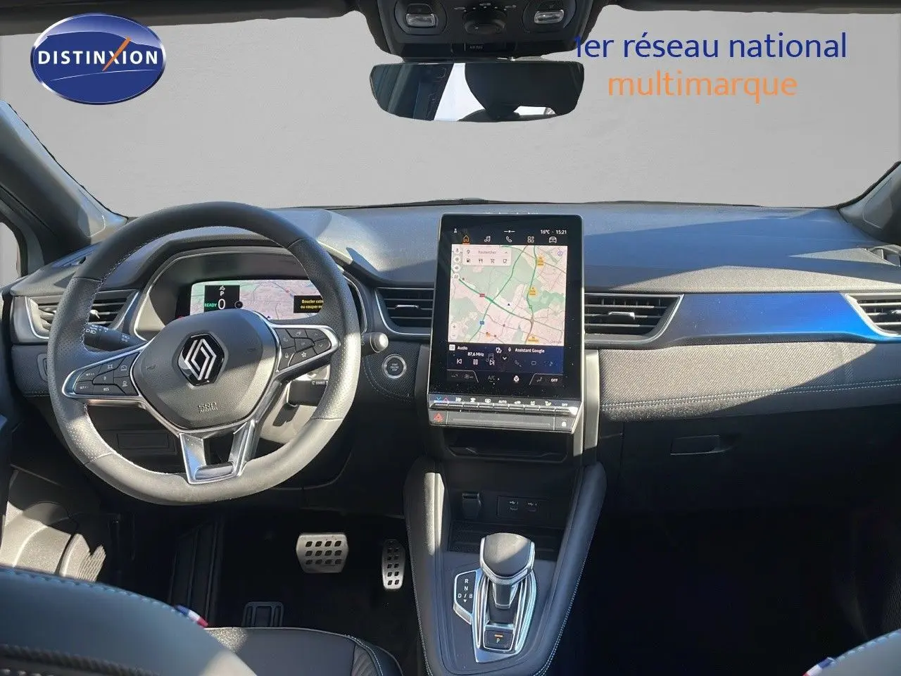 Vue intérieure avant du Renault Captur E-Tech hybride 2025, tableau de bord moderne avec écran tactile central et volant multifonction.
