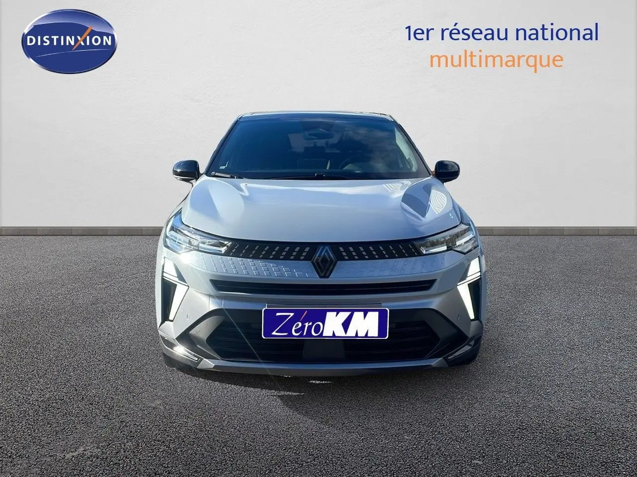 Vue de face du Renault Captur E-Tech hybride gris Rafale métal avec toit noir, mettant en valeur sa calandre moderne et ses phares LED.