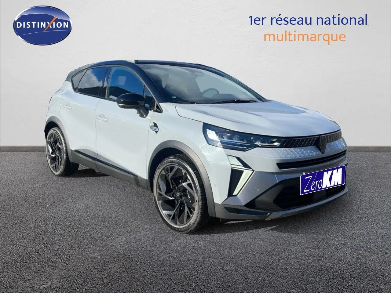 Renault Captur E-Tech hybride gris Rafale avec toit noir, vue 3/4 avant mettant en valeur ses jantes noires et phares LED.