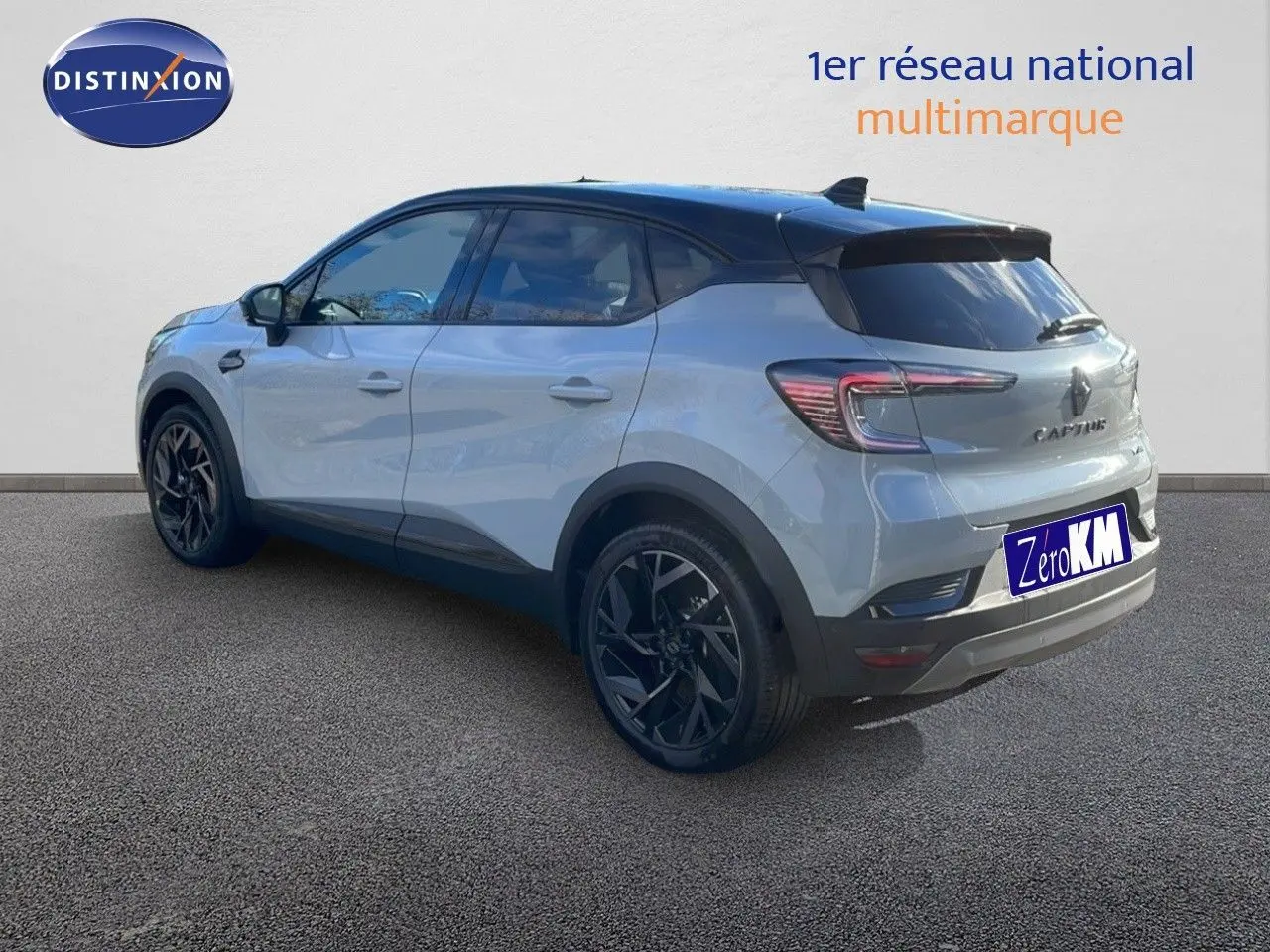 Renault Captur E-Tech hybride 2025 gris rafale métal avec toit noir, vue 3/4 arrière côté droit.