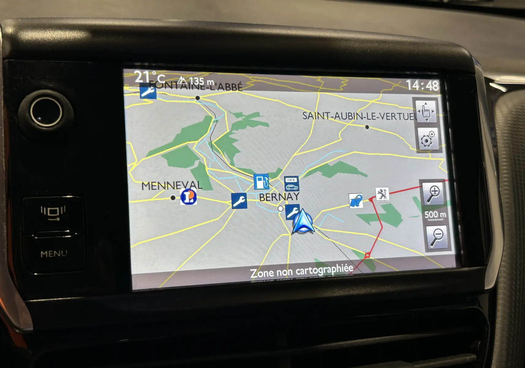 Écran GPS du tableau de bord de la Peugeot 2008 blanc, affichant une carte avec navigation active.