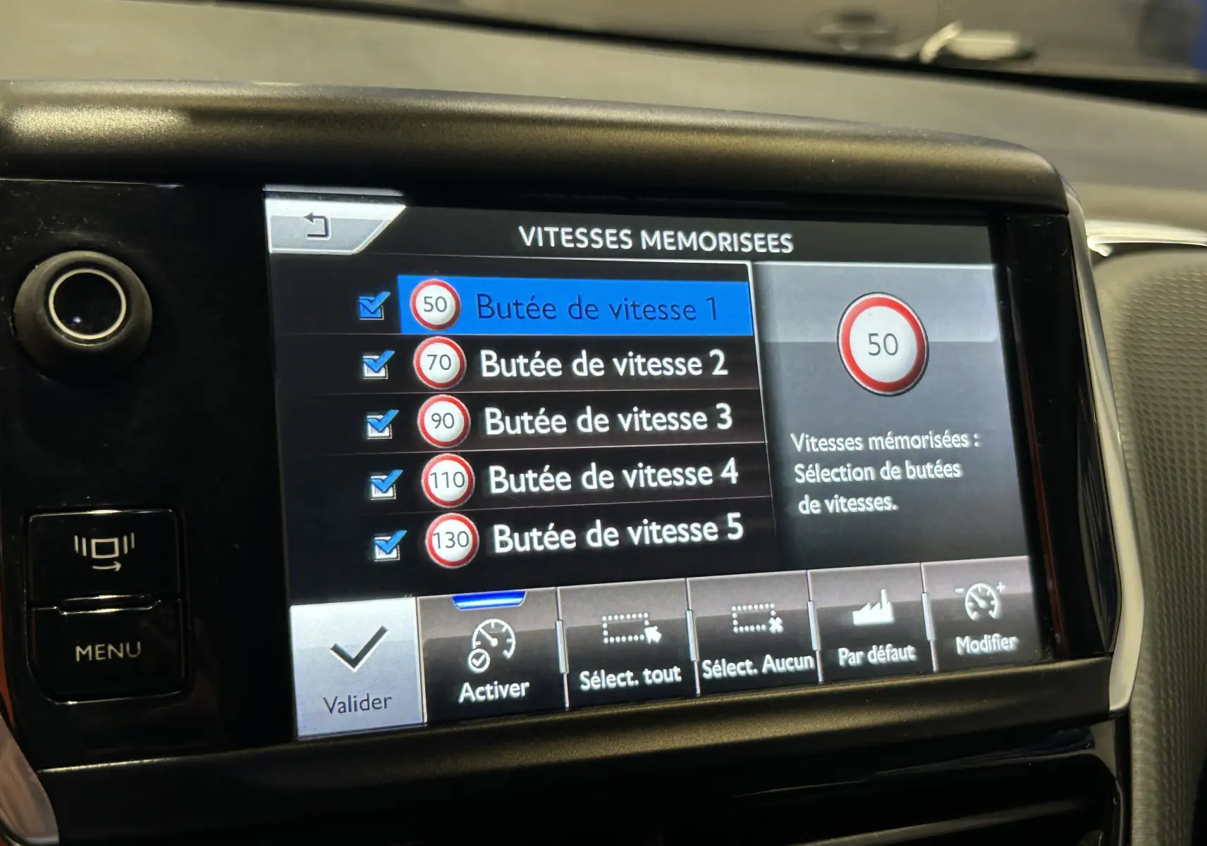 Écran tactile intérieur du Peugeot 2008 blanc de 2014 montrant la sélection des butées de vitesse mémorisées.