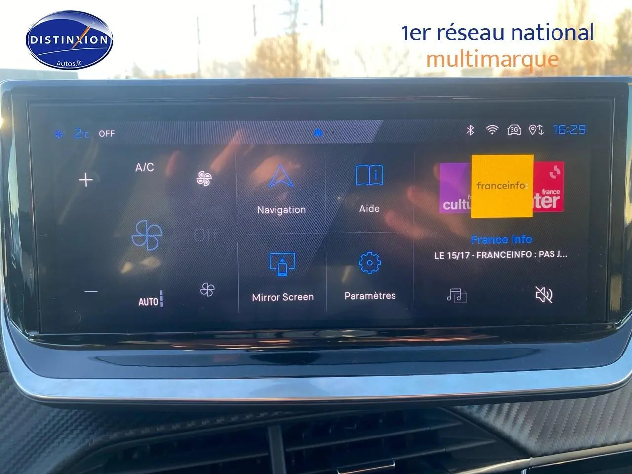 Écran tactile multifonction intérieur de la Peugeot 208 gris Artense, vue frontale du tableau de bord.