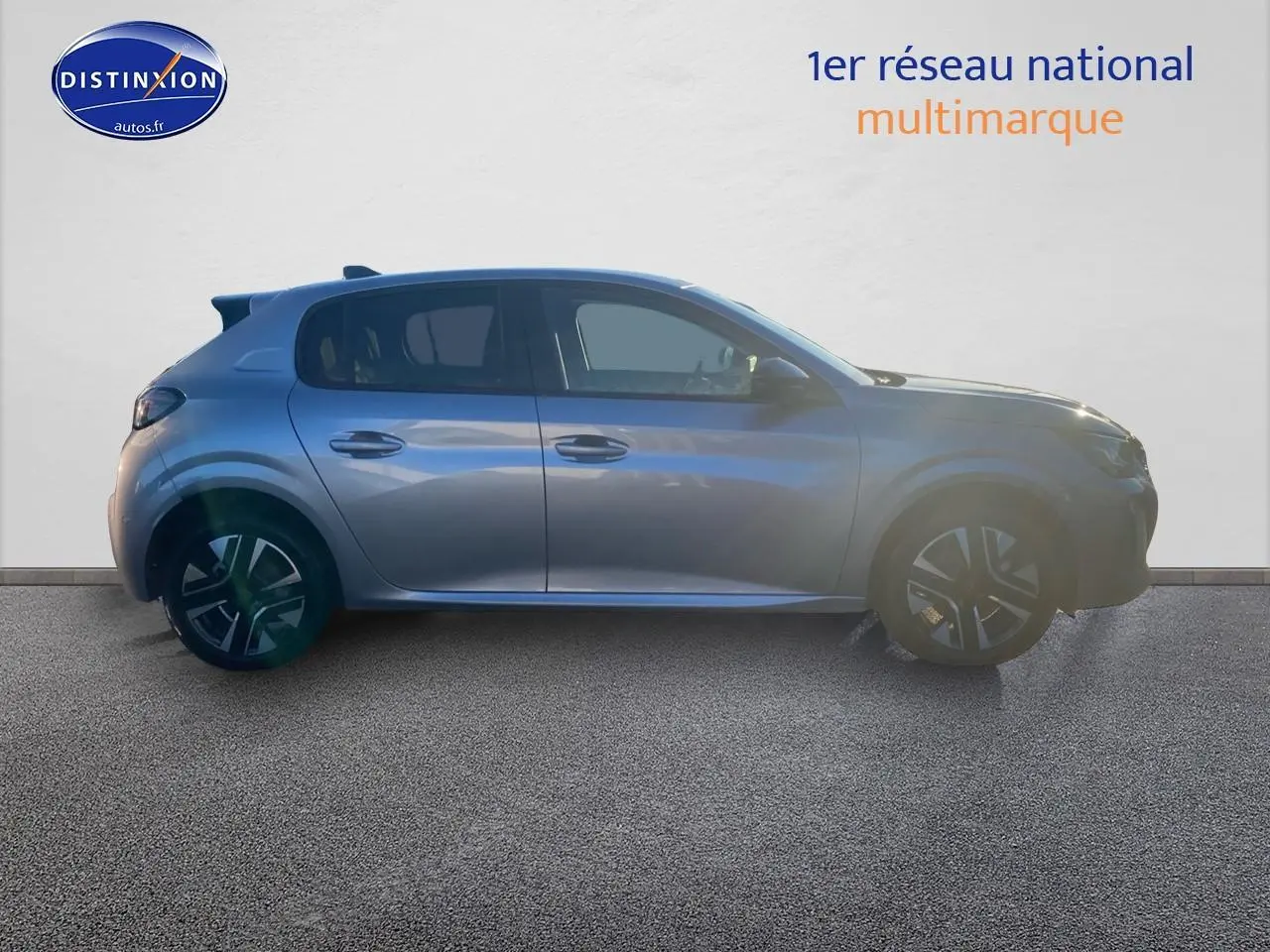 Profil droit de la Peugeot 208 1.2 hybrid 110 allure e-dcs6 en gris artense avec jantes alu distinctives.