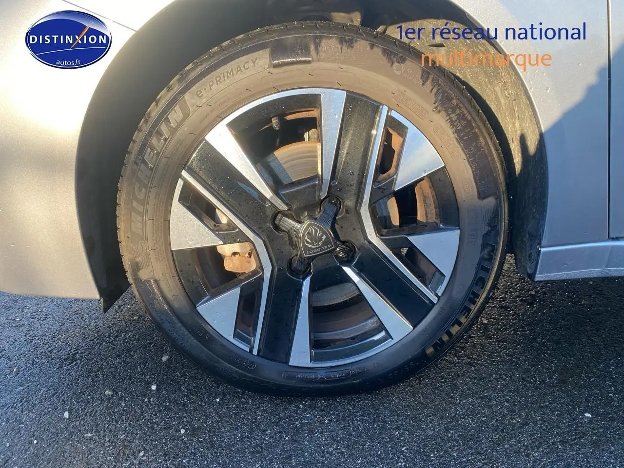 Gros plan sur la jante alu noire et argentée de la PEUGEOT 208 gris artense, côté droit arrière.