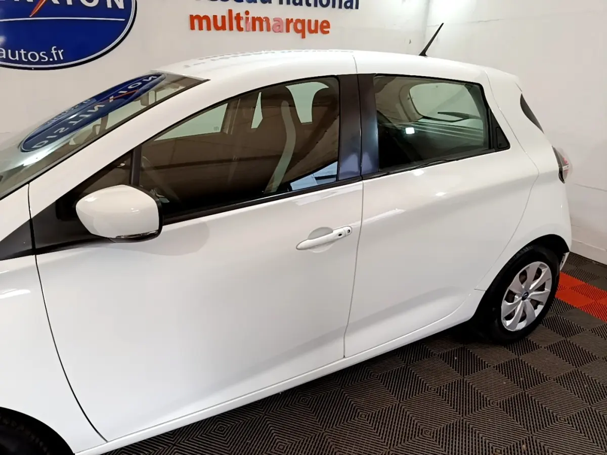 Profil droit de la Renault ZOE Business R110 blanc de 2021, vue sur la porte et la roue arrière.