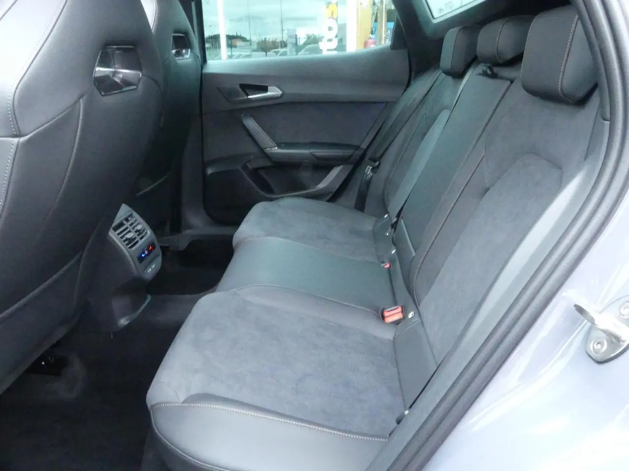 Vue côté droit de la banquette arrière en suédine noire et cuir gris du CUPRA Formentor Gris Graphène 2025.