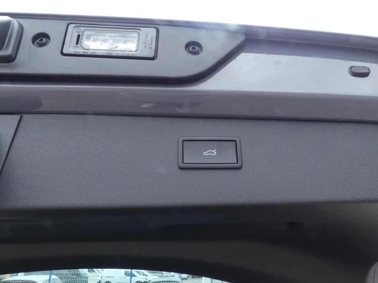 Bouton d'ouverture électrique du hayon sur la partie intérieure du coffre d'une CUPRA Formentor gris Graphène.