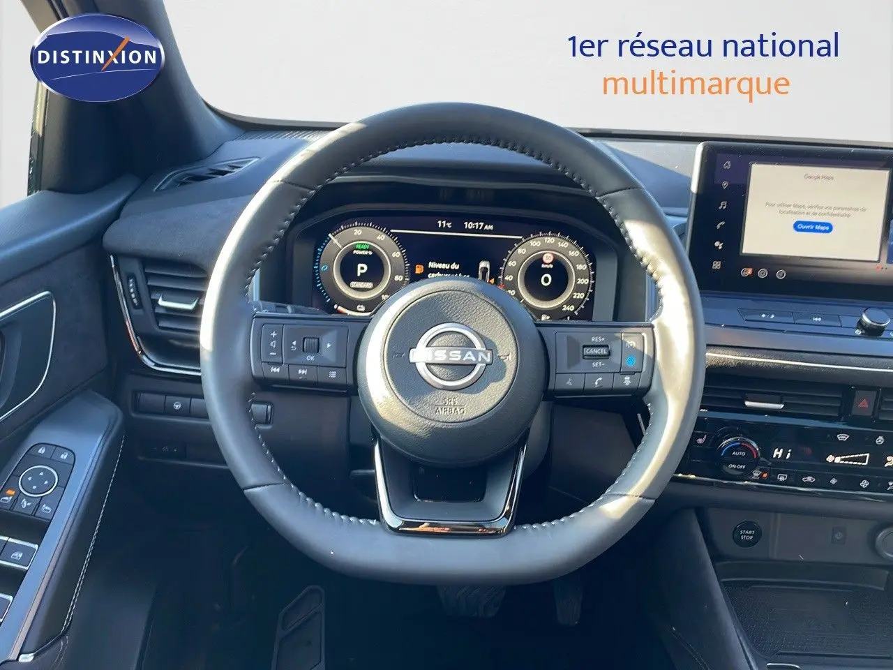 Vue intérieure centrée sur le volant du Nissan Qashqai 2025, tableau de bord numérique et écran tactile visibles.