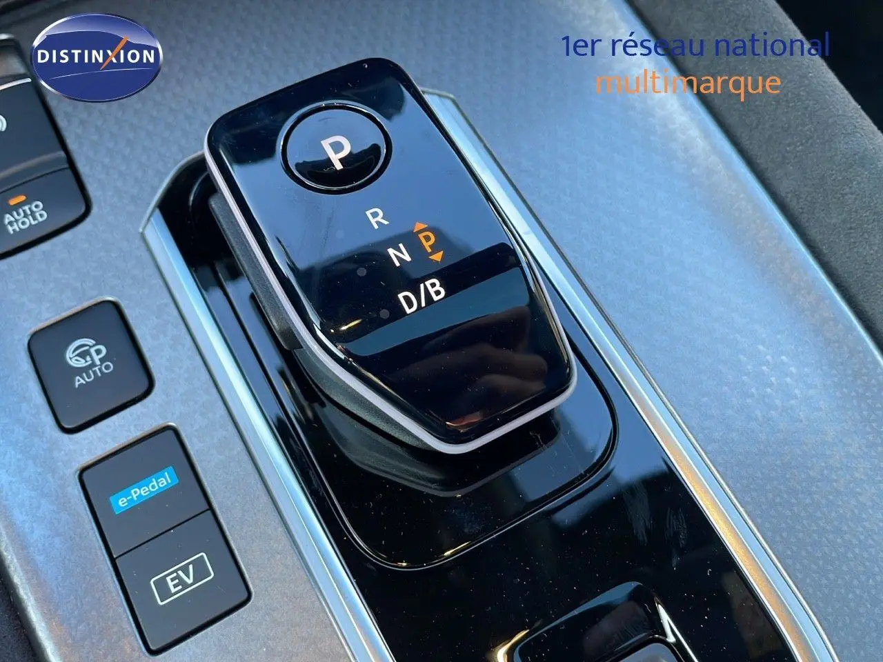 Gros plan sur la console centrale noire brillante avec sélecteur de vitesses électronique du Nissan Qashqai blanc nacré 2025.