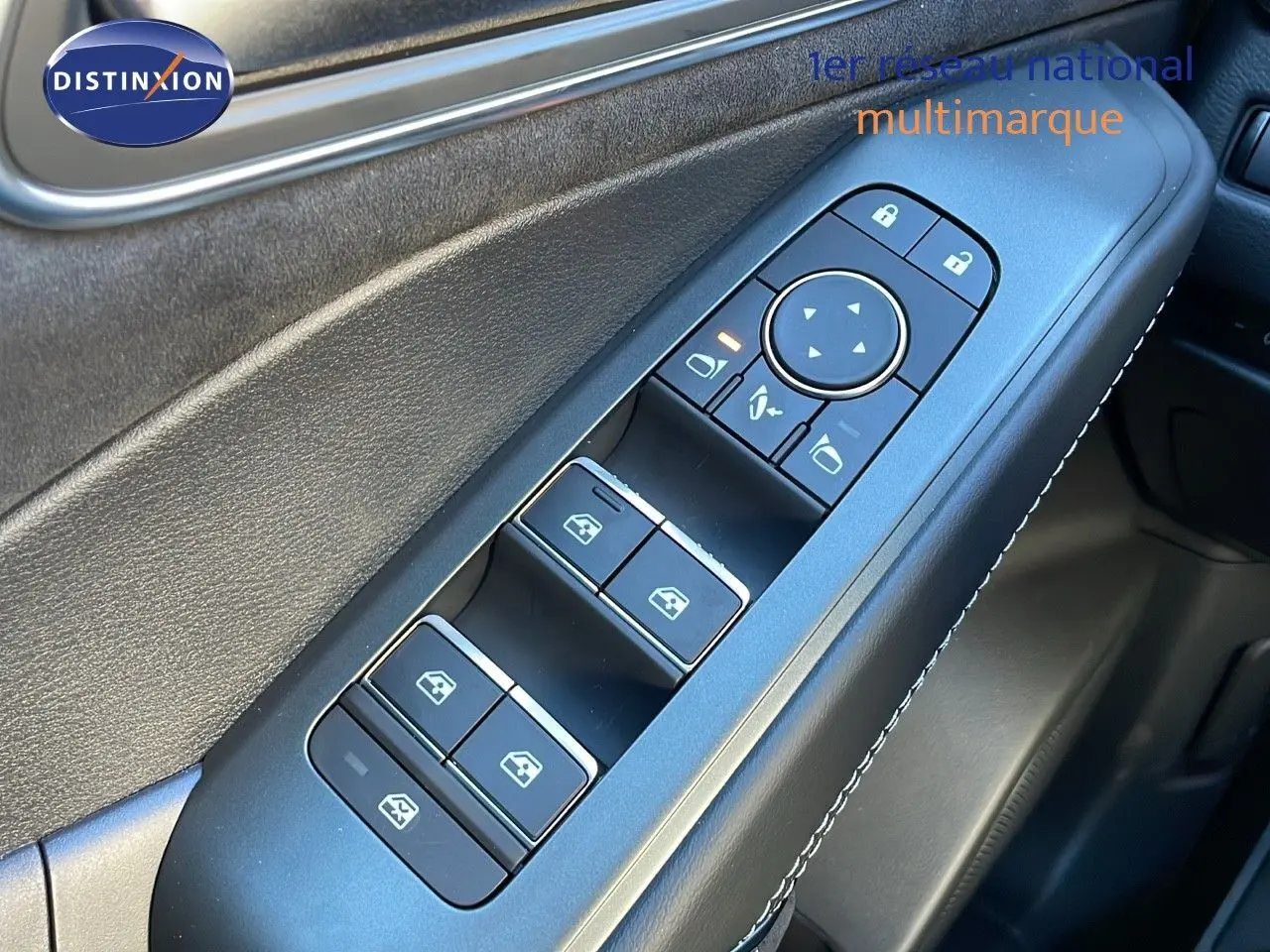 Gros plan sur les commandes de lève-vitres et rétroviseurs côté conducteur du Nissan Qashqai 2025 finition N-Design.