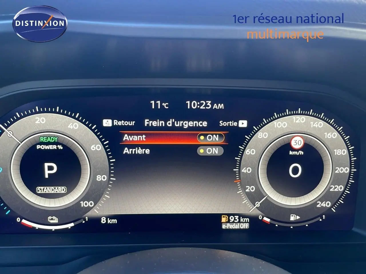 Tableau de bord numérique du Nissan Qashqai 2025 affichant la vitesse, la puissance et les réglages du frein d'urgence.