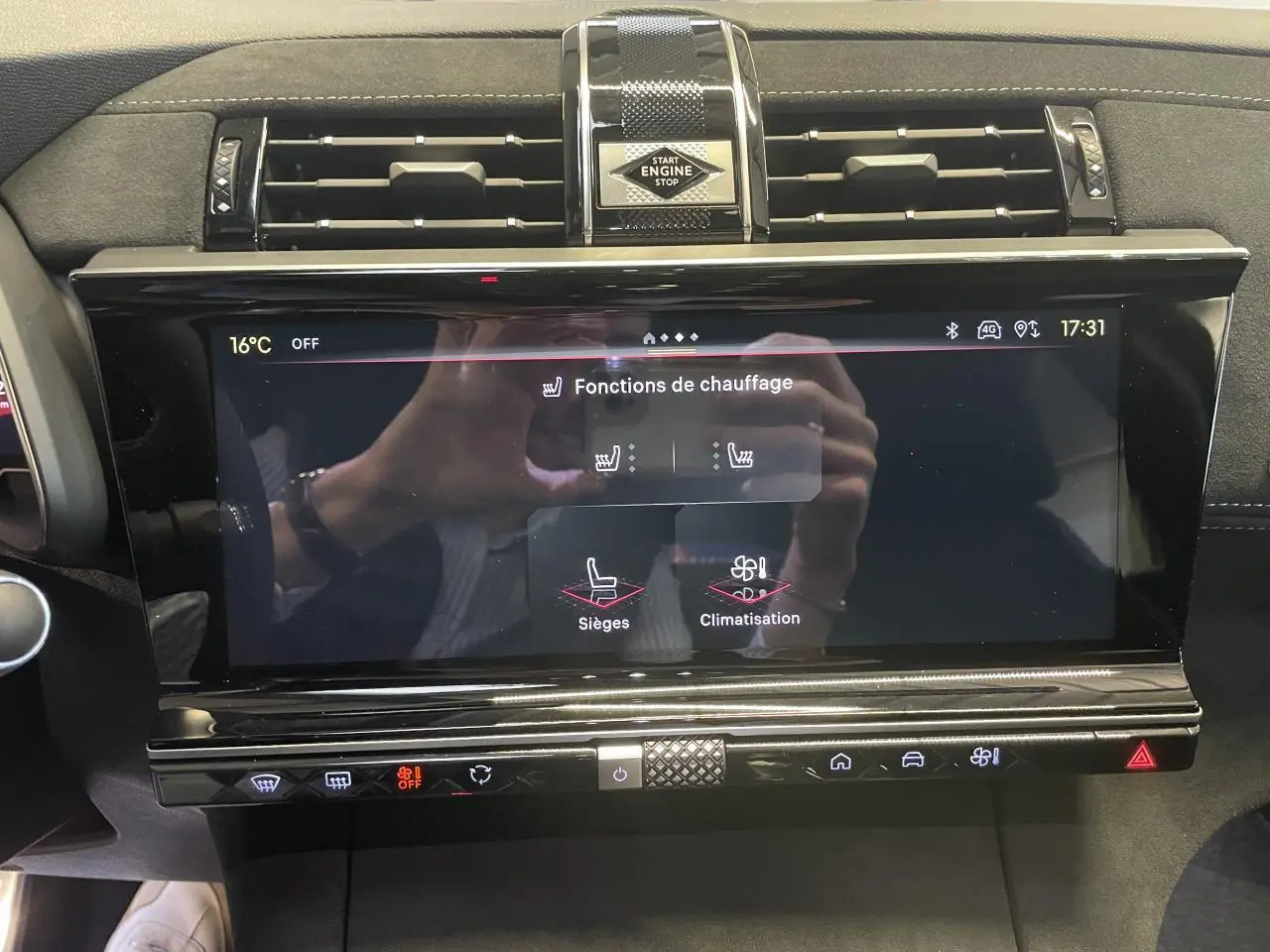 Écran tactile central du DS7 Crossback gris titanium, affichant les fonctions de chauffage, entouré de finitions noires et chrome.