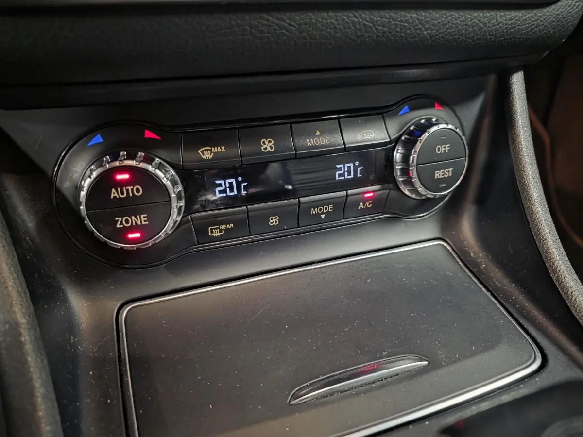 Gros plan sur la commande de climatisation automatique bi-zone de la Mercedes CLA Shooting Brake gris, affichant 20°C.