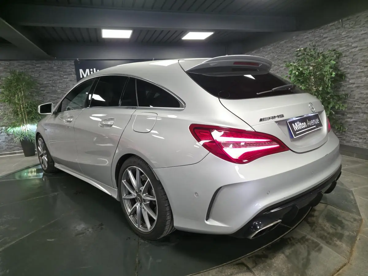 Vue 3/4 arrière droite d'une Mercedes CLA Shooting Brake AMG gris avec feux arrière LED et jantes alliage 18 pouces.