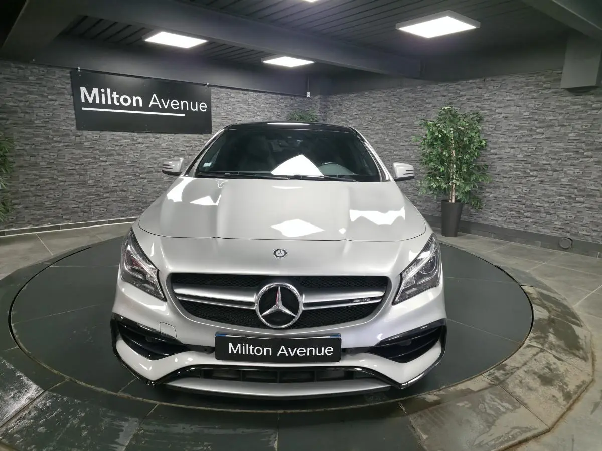 Vue avant d'une Mercedes Classe CLA Shooting Brake 45 AMG gris métallisé, avec calandre AMG et détails noirs.