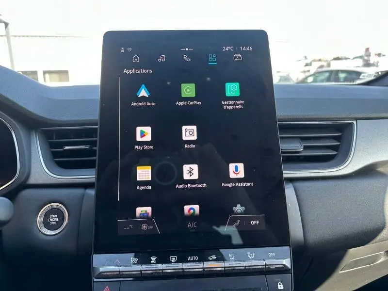 Vue rapprochée de l'écran tactile central du tableau de bord du Renault Captur 2025, affichant les applications connectées.