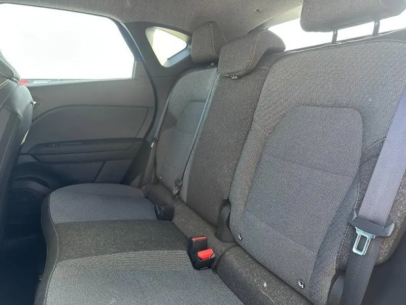 Vue intérieure côté gauche des sièges arrière gris foncé et clair du Renault Captur 1.0 Eco-G 100ch Techno 2025.