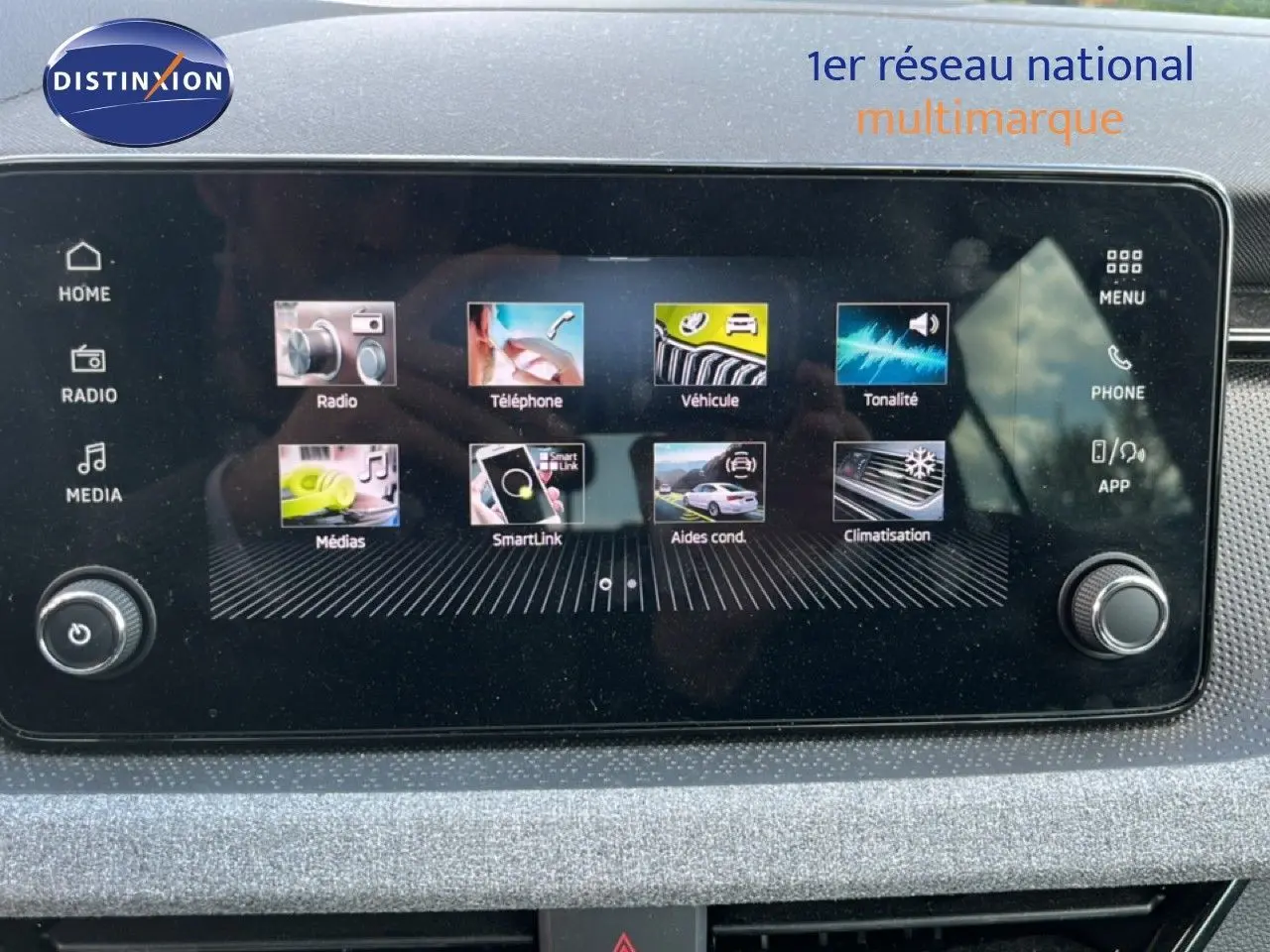 Écran tactile central de la Skoda Scala gris magnétique, affichant les menus radio, téléphone, véhicule et climatisation.