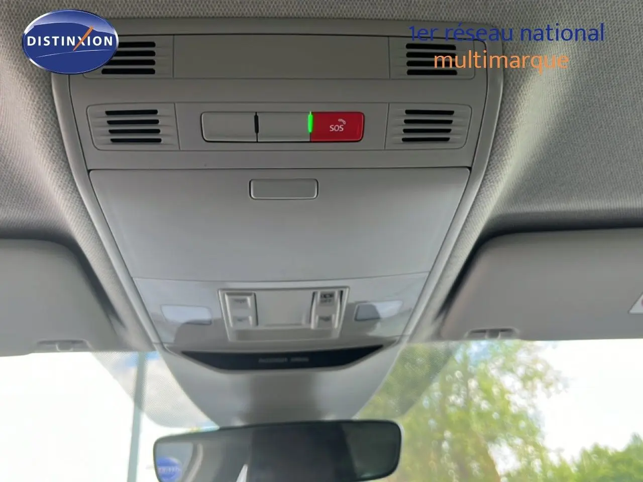 Vue intérieure du plafonnier avec bouton SOS et éclairage dans une Skoda Scala gris magnétique 2025.